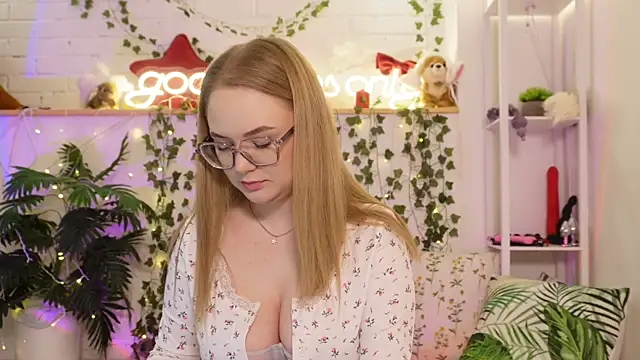 Snapshot of MonicaAsis chatting on December 20, 2025, 6:11 pm MonicaAsis online show from December 20, 2025, 6:11 pm