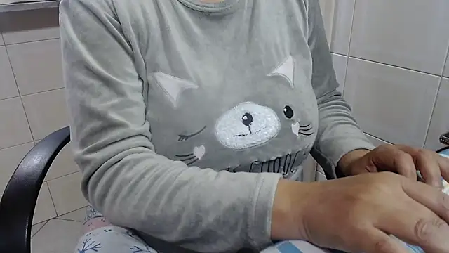 Foxlady2271 online show from November 9, 2025, 9:24 am