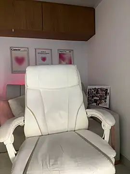 maddy bronw  online show from February 15, 2026, 12:44 am