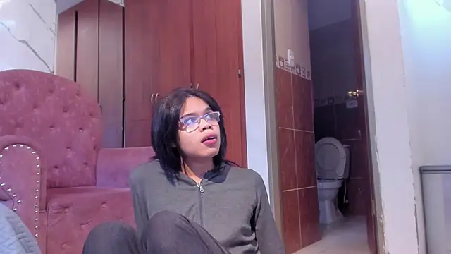 Snapshot of evelyn_wine chatting on November 20, 2025, 6:19 pm evelyn wine online show from November 20, 2025, 6:19 pm