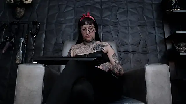 Snapshot of Agata_Darkness chatting on November 26, 2025, 10:43 pm Agata Darkness online show from November 26, 2025, 10:43 pm