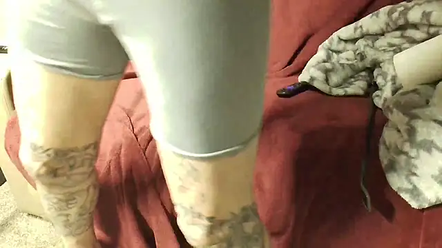 overaveragefreak4you online show from December 14, 2025, 9:59 am