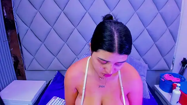 venusowen  online show from November 7, 2025, 1:59 pm