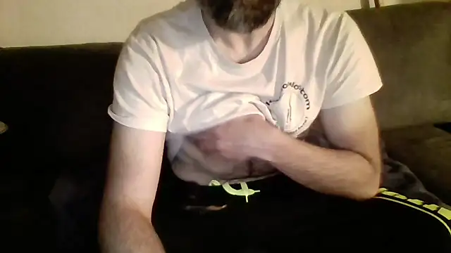 Snapshot of Ariete80s chatting on April 6, 2026, 8:32 pm Ariete80s online show from April 6, 2026, 8:32 pm