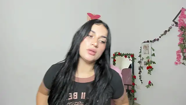 Snapshot of Emic_ chatting on November 13, 2025, 4:11 pm Emic online show from November 13, 2025, 4:11 pm