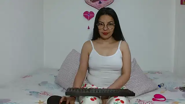 anybellucci43 online show from February 2, 2026, 4:44 am