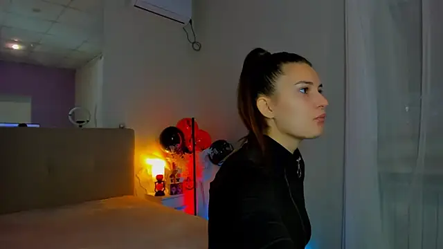 Laura Leee online show from November 6, 2025, 6:17 am