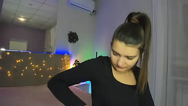 Snapshot of Laura_Leee chatting on December 14, 2025, 6:30 am Laura Leee online show from December 14, 2025, 6:30 am