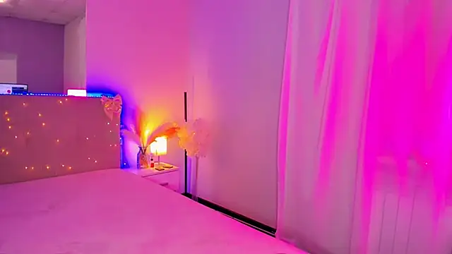 Laura Leee online show from April 10, 2026, 5:03 am