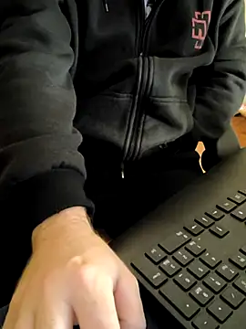 Snapshot of OdinWolf1990 chatting on October 3, 2025, 4:03 am OdinWolf1990 online show from October 3, 2025, 4:03 am