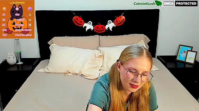 CatmintLush online show from October 26, 2025, 11:49 pm