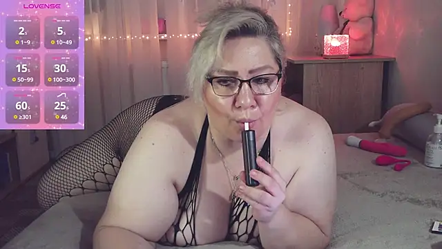 Snapshot of AngelinaGlam chatting on February 18, 2025, 10:27 am AngelinaGlam online show from February 18, 2025, 10:27 am