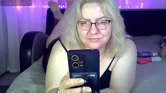 Snapshot of AngelinaGlam chatting on November 6, 2025, 7:51 pm AngelinaGlam online show from November 6, 2025, 7:51 pm