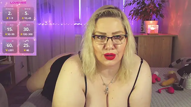 Snapshot of AngelinaGlam chatting on February 12, 2025, 10:14 am AngelinaGlam online show from February 12, 2025, 10:14 am