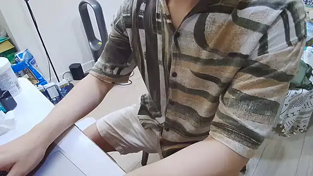 Snapshot of AnthroTw chatting on December 1, 2025, 3:35 pm AnthroTw online show from December 1, 2025, 3:35 pm