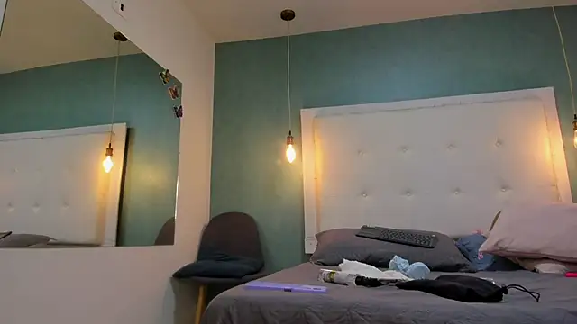 Snapshot of _evamilf_ chatting on December 1, 2025, 12:50 pm evamilf online show from December 1, 2025, 12:50 pm