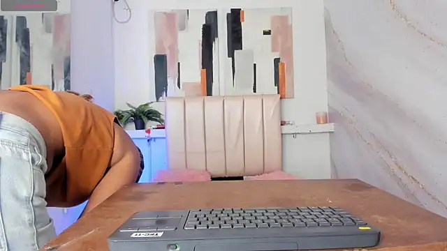 Snapshot of miranda_villa chatting on December 2, 2025, 12:18 pm miranda villa online show from December 2, 2025, 12:18 pm