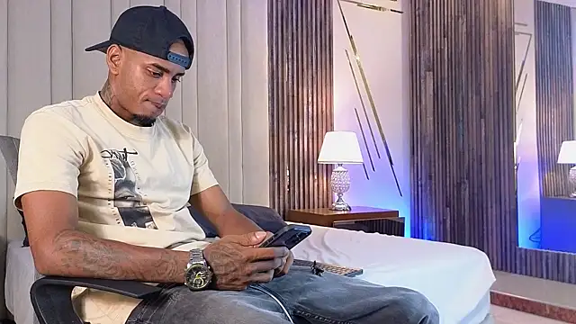 AaronCruz  online show from April 6, 2026, 11:06 pm