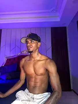 AaronCruz  online show from November 26, 2025, 10:04 am