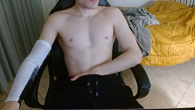 Snapshot of FitGuyDream chatting on December 18, 2025, 3:38 pm FitGuyDream online show from December 18, 2025, 3:38 pm