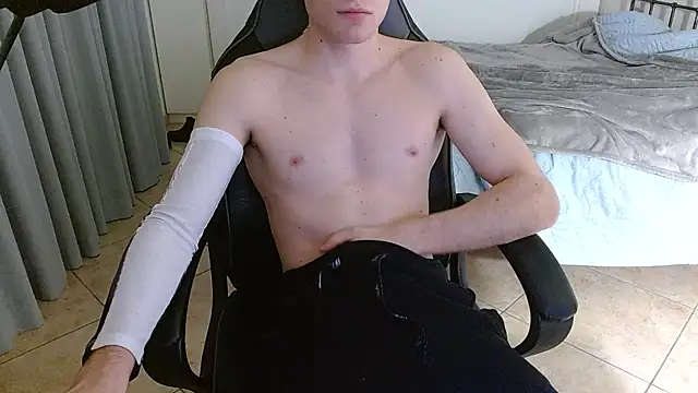 Snapshot of FitGuyDream chatting on November 11, 2025, 12:49 am FitGuyDream online show from November 11, 2025, 12:49 am