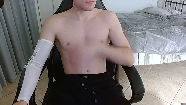 Snapshot of FitGuyDream chatting on November 20, 2025, 11:25 pm FitGuyDream online show from November 20, 2025, 11:25 pm