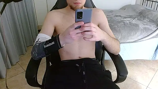 Snapshot of FitGuyDream chatting on November 10, 2025, 12:48 am FitGuyDream online show from November 10, 2025, 12:48 am