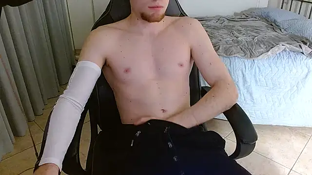 Snapshot of FitGuyDream chatting on November 5, 2025, 11:41 pm FitGuyDream online show from November 5, 2025, 11:41 pm