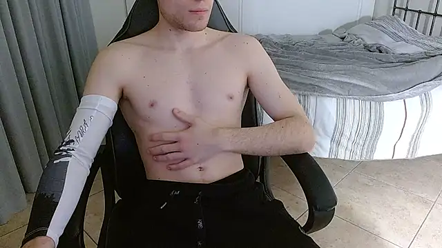 Snapshot of FitGuyDream chatting on November 22, 2025, 2:38 pm FitGuyDream online show from November 22, 2025, 2:38 pm