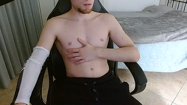 Snapshot of FitGuyDream chatting on November 3, 2025, 11:19 pm FitGuyDream online show from November 3, 2025, 11:19 pm