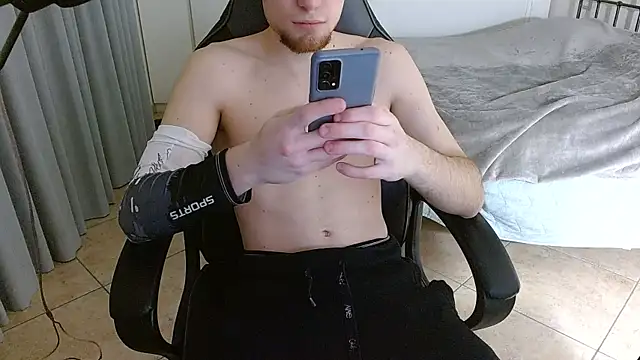 Snapshot of FitGuyDream chatting on November 9, 2025, 2:26 am FitGuyDream online show from November 9, 2025, 2:26 am