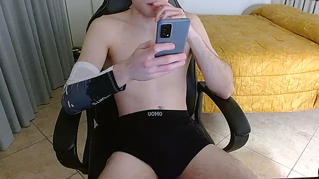 Snapshot of FitGuyDream chatting on December 5, 2025, 1:27 am FitGuyDream online show from December 5, 2025, 1:27 am