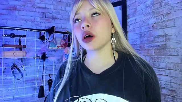 Snapshot of Cherry_xoxx chatting on November 3, 2025, 12:09 pm Cherry xoxx online show from November 3, 2025, 12:09 pm