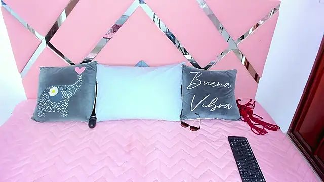 Snapshot of nahomygrey_ chatting on February 6, 2026, 7:54 pm nahomygrey online show from February 6, 2026, 7:54 pm