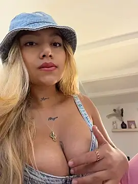 amanda-medrano1 online show from July 14, 2026, 2:01 pm