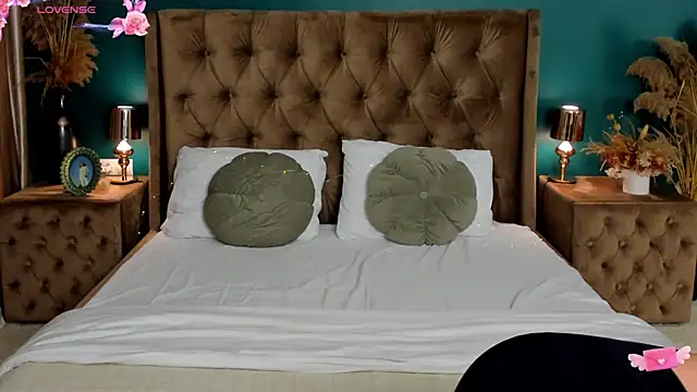 Snapshot of CalyMoon chatting on October 2, 2025, 12:08 pm CalyMoon online show from October 2, 2025, 12:08 pm