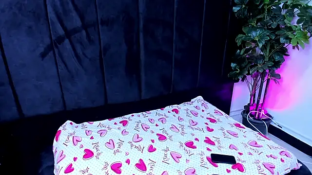 Snapshot of Paris_Petit chatting on July 29, 2026, 8:41 pm Paris Petit online show from July 29, 2026, 8:41 pm