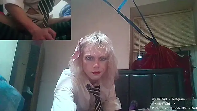 Snapshot of KaliTs chatting on November 18, 2025, 9:40 pm KaliTs online show from November 18, 2025, 9:40 pm