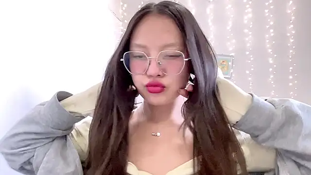 Risalynn online show from March 11, 2025, 6:41 am