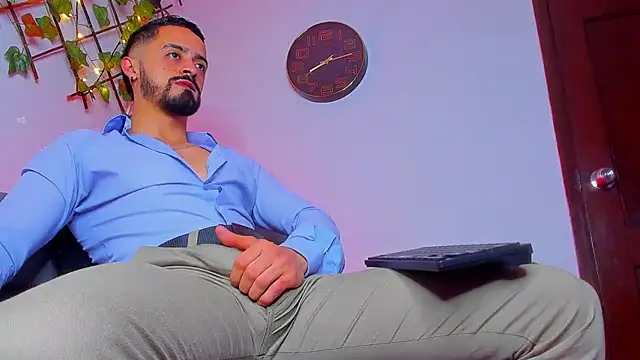 Snapshot of MAXIMUS_MASTE3 chatting on December 14, 2025, 1:17 pm MAXIMUS MASTE3 online show from December 14, 2025, 1:17 pm