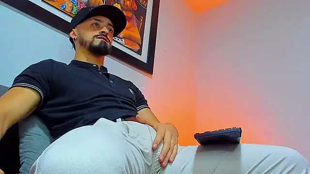 Snapshot of MAXIMUS_MASTE3 chatting on October 24, 2025, 9:58 pm MAXIMUS MASTE3 online show from October 24, 2025, 9:58 pm