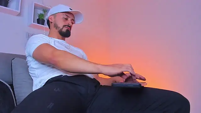 Snapshot of MAXIMUS_MASTE3 chatting on October 8, 2025, 3:52 am MAXIMUS MASTE3 online show from October 8, 2025, 3:52 am