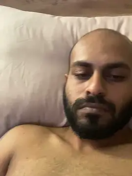 islandvybee55 online show from April 18, 2026, 7:07 pm