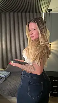 Snapshot of MiaPetit_ chatting on December 16, 2025, 7:07 pm MiaPetit online show from December 16, 2025, 7:07 pm