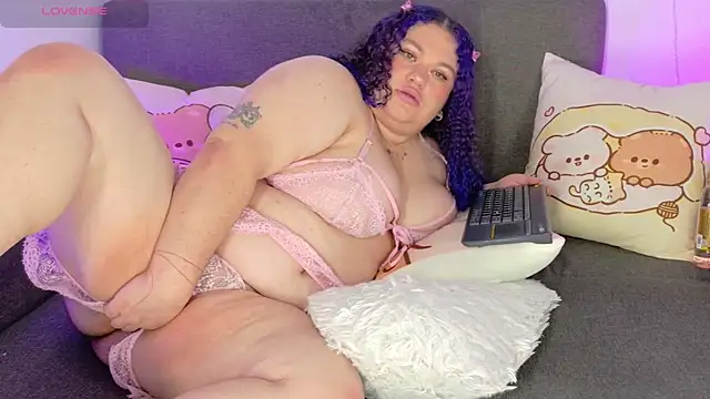 lunitaa0 online show from May 11, 2026, 4:04 pm