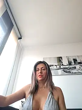 Latiinvenushot online show from March 16, 2026, 2:10 pm