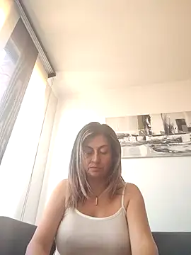 Latiinvenushot online show from March 22, 2026, 2:18 pm