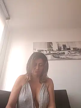 Latiinvenushot online show from November 16, 2025, 2:00 pm