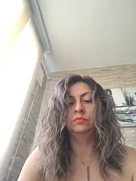 Latiinvenushot online show from June 1, 2026, 2:06 pm
