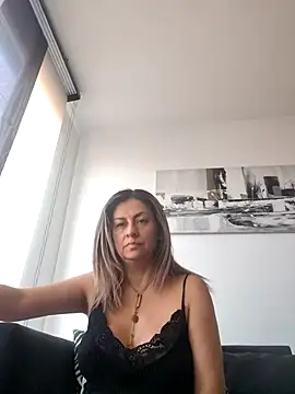 Latiinvenushot online show from March 25, 2026, 1:43 pm